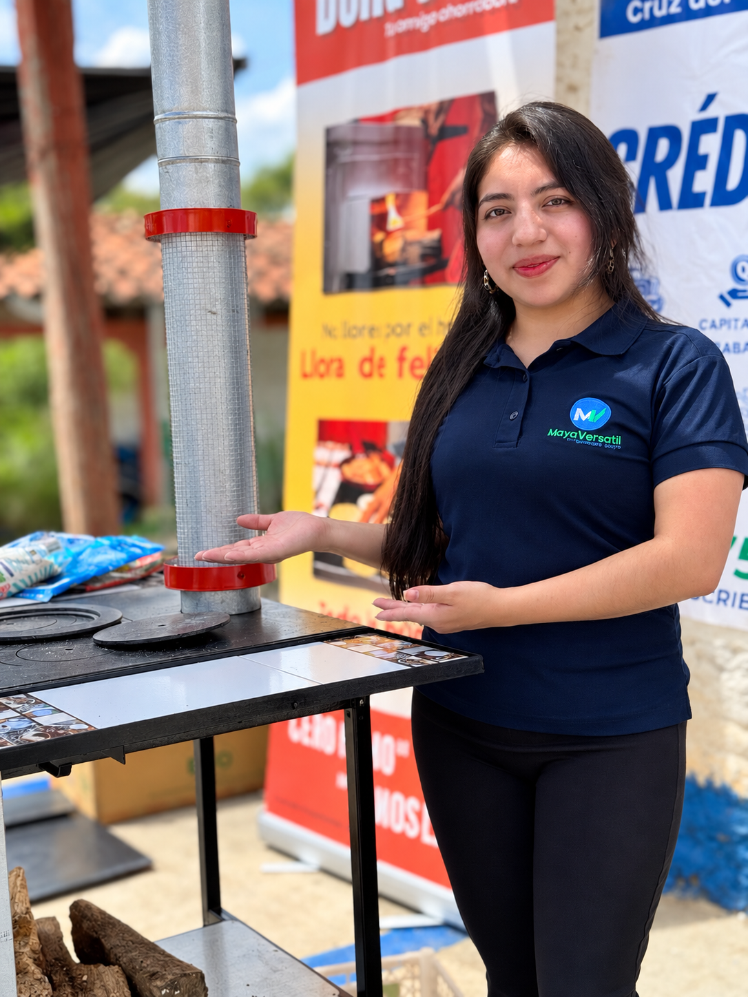 Colaboradora de MayaVersatil presenta una estufa mejorada Doña Dora