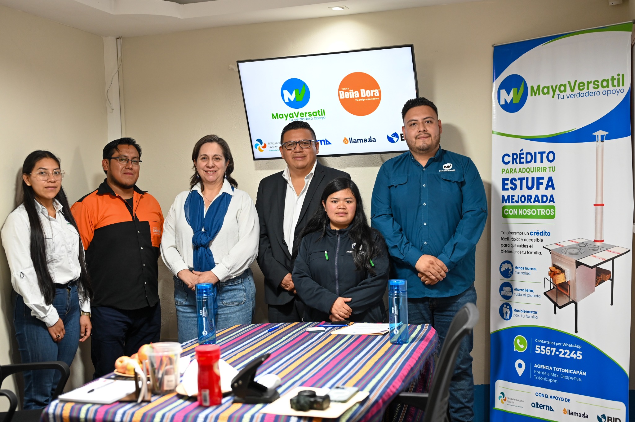 Representantes de MayaVersatil, Estufa Doña Dora y Alterna durante la firma del acuerdo