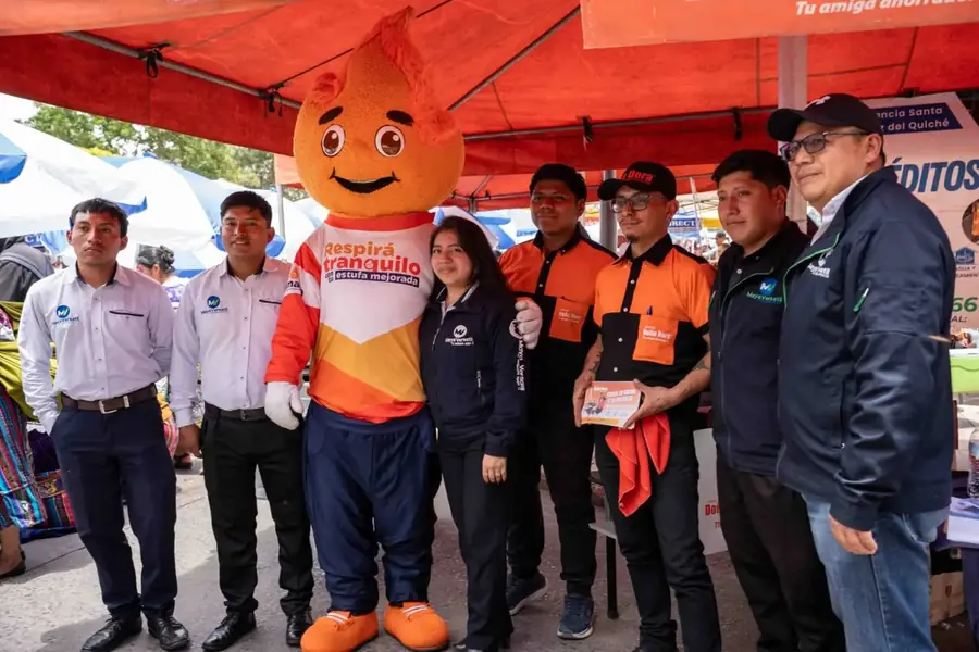 Equipo de MayaVersatil y Estufa Doña Dora en una actividad pública